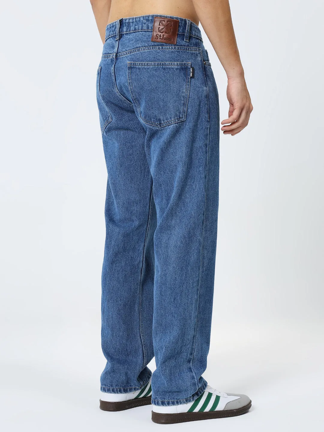 MID WASH BLUE LOOSE JEANS.